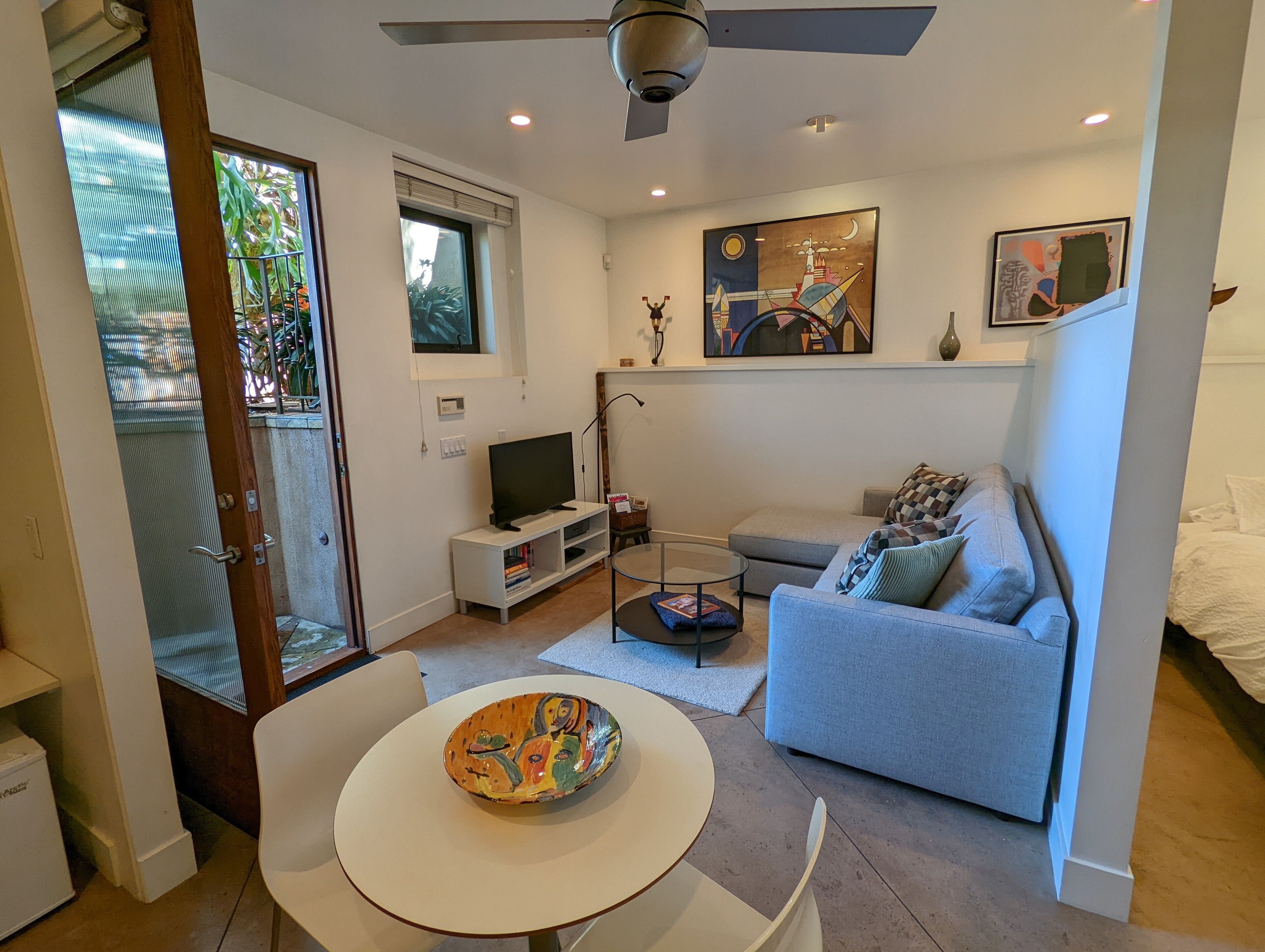 Een smart-tv en boeken