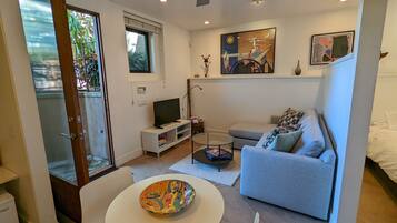 Een smart-tv en boeken