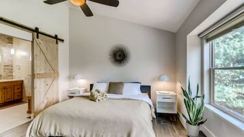 3 bedrooms, in-room safe, iron/ironing board, travel cot