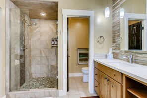 Bathtub, hair dryer, towels, soap - One of the nicest house rentals available in Lyons, Colorado (Lyons)