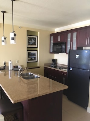 Frigorifero, microonde, forno, piano cottura