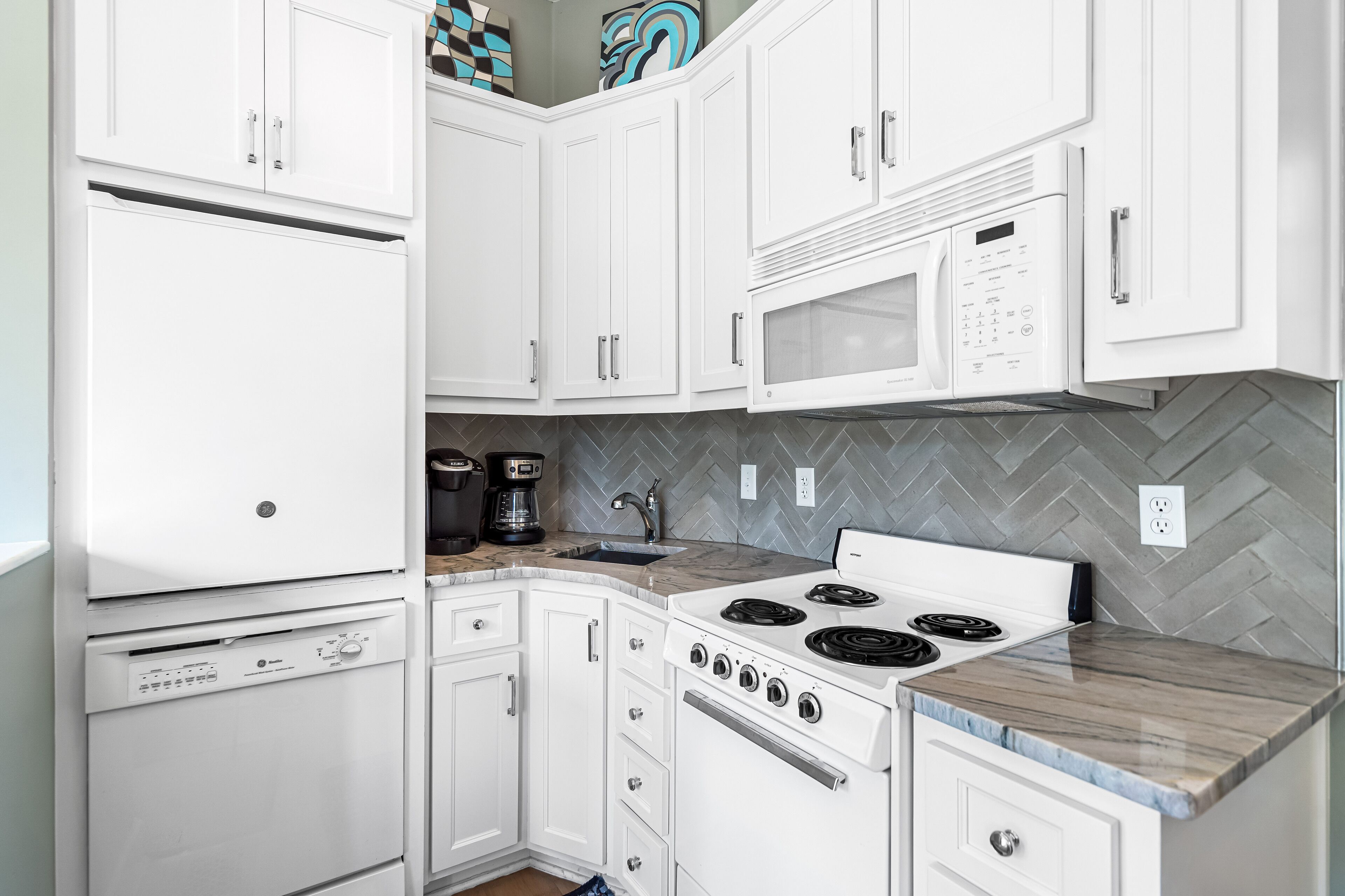 Sandy Souls Carriage House - Studio Sleeps 4, Quick Walk to Pool and Beach