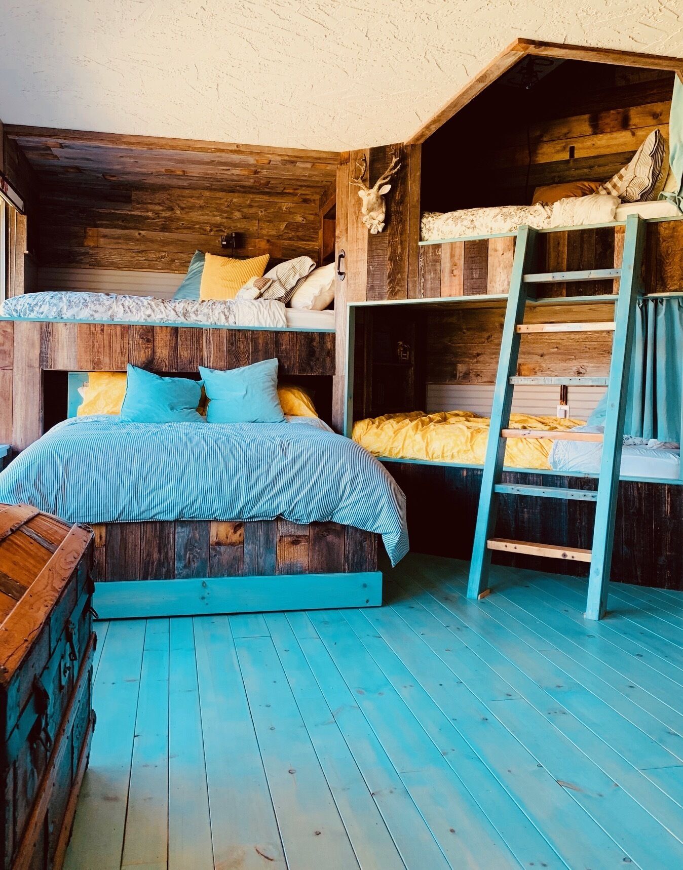 NW VINTAGE ESTATE FARM stays for 2-20. Up to 3-4 families.