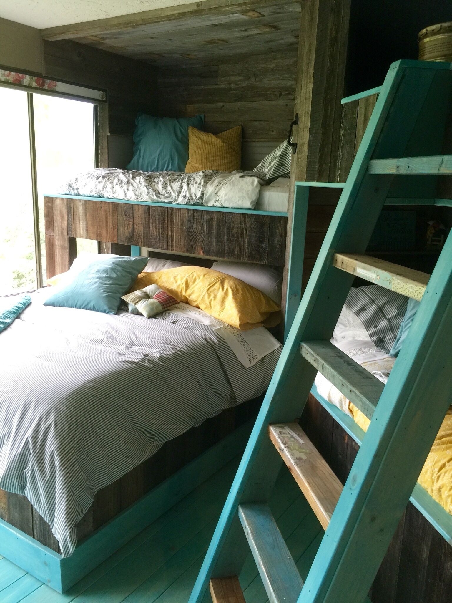 NW VINTAGE ESTATE FARM stays for 2-20. Up to 3-4 families.