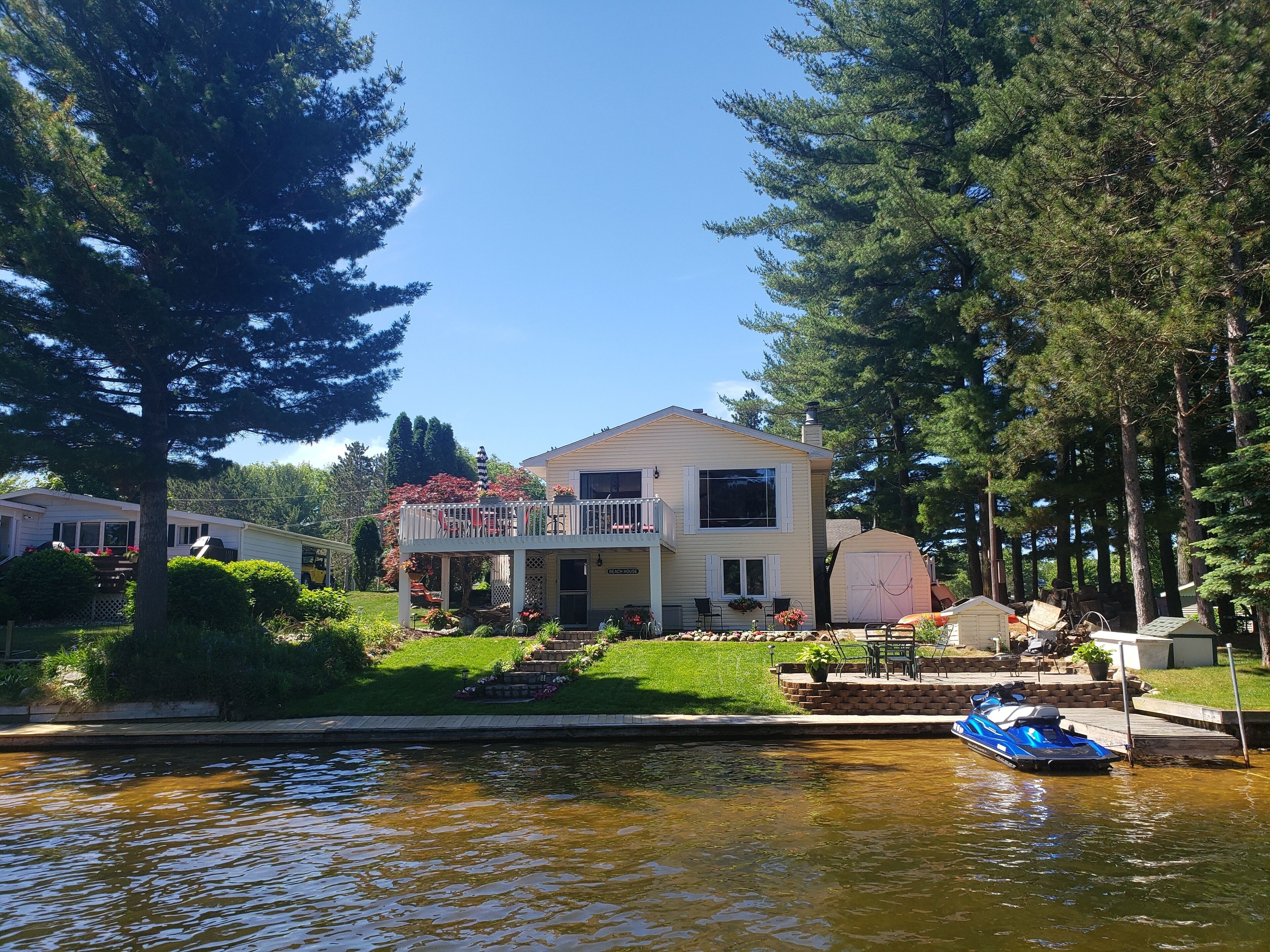 4 bedroom cottage on Upper Silver Lake, quiet relaxed atmosphere. 