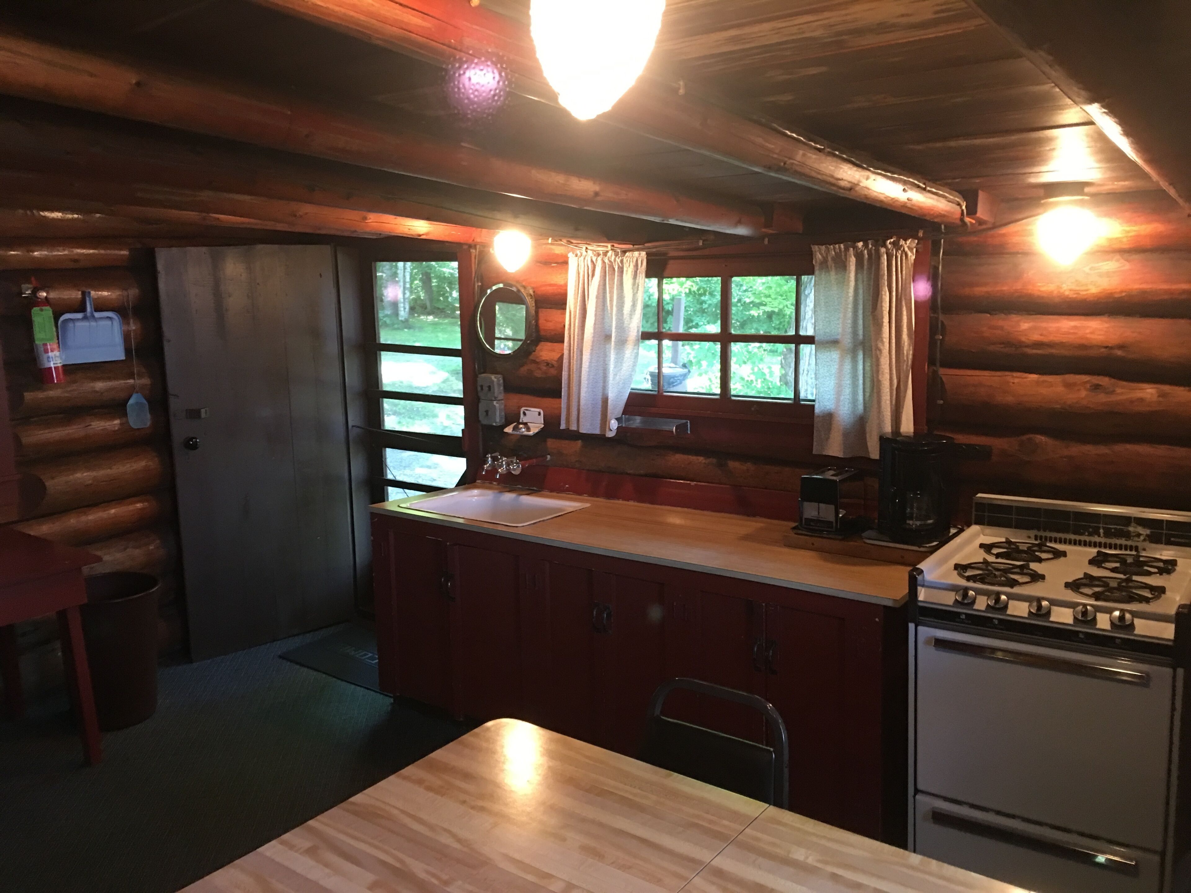 CABIN #3 (Walleye) Beautiful log cabin situated on the lake!