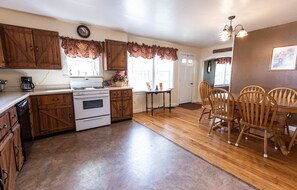 Réfrigérateur, four à micro-ondes, un four, surface de cuisson