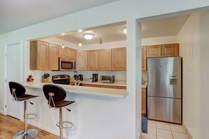 Geladeira, micro-ondas, fogão, cooktop