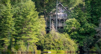 Lakeside Cottage, on Whisper Lake with Gorgeous Lake & Mountain Views.