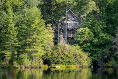 Lakeside Cottage, on Whisper Lake with Gorgeous Lake & Mountain Views.
