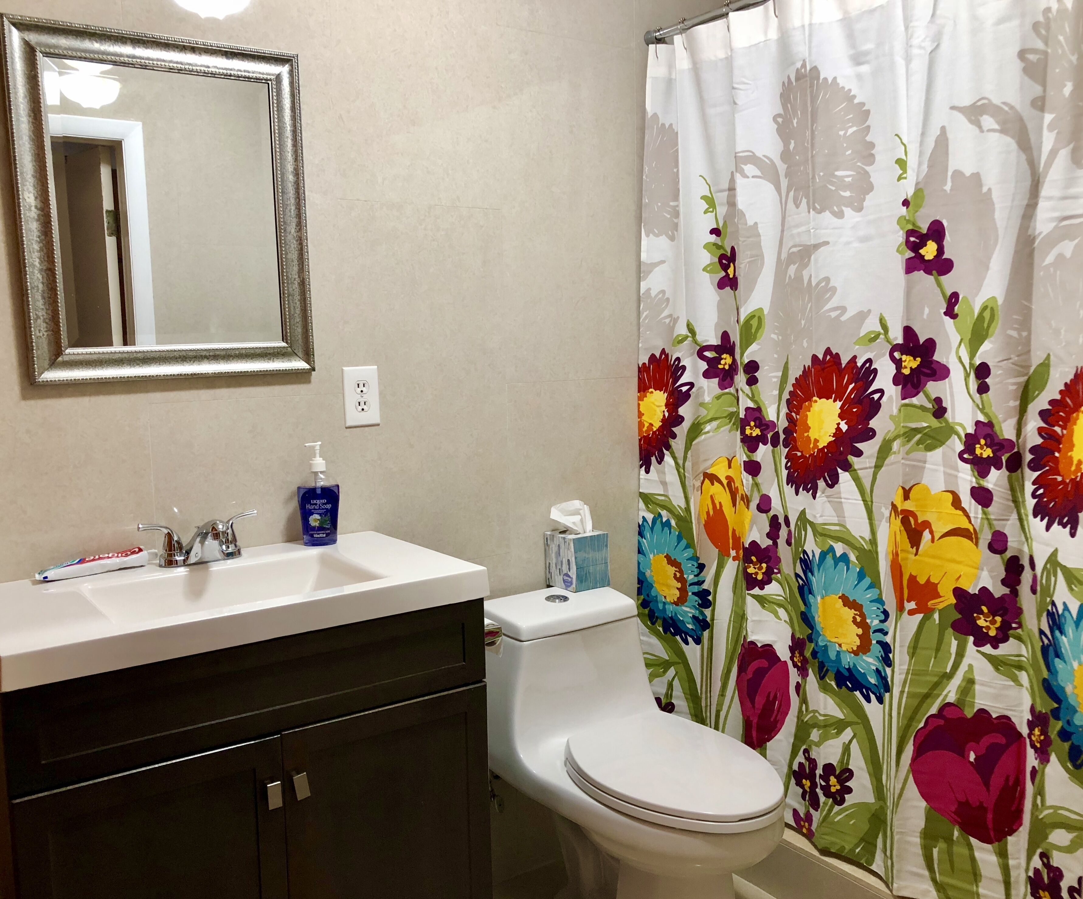 COZY ROOM & POOL! in Tropical Paradise & 5 Mins from Airport!