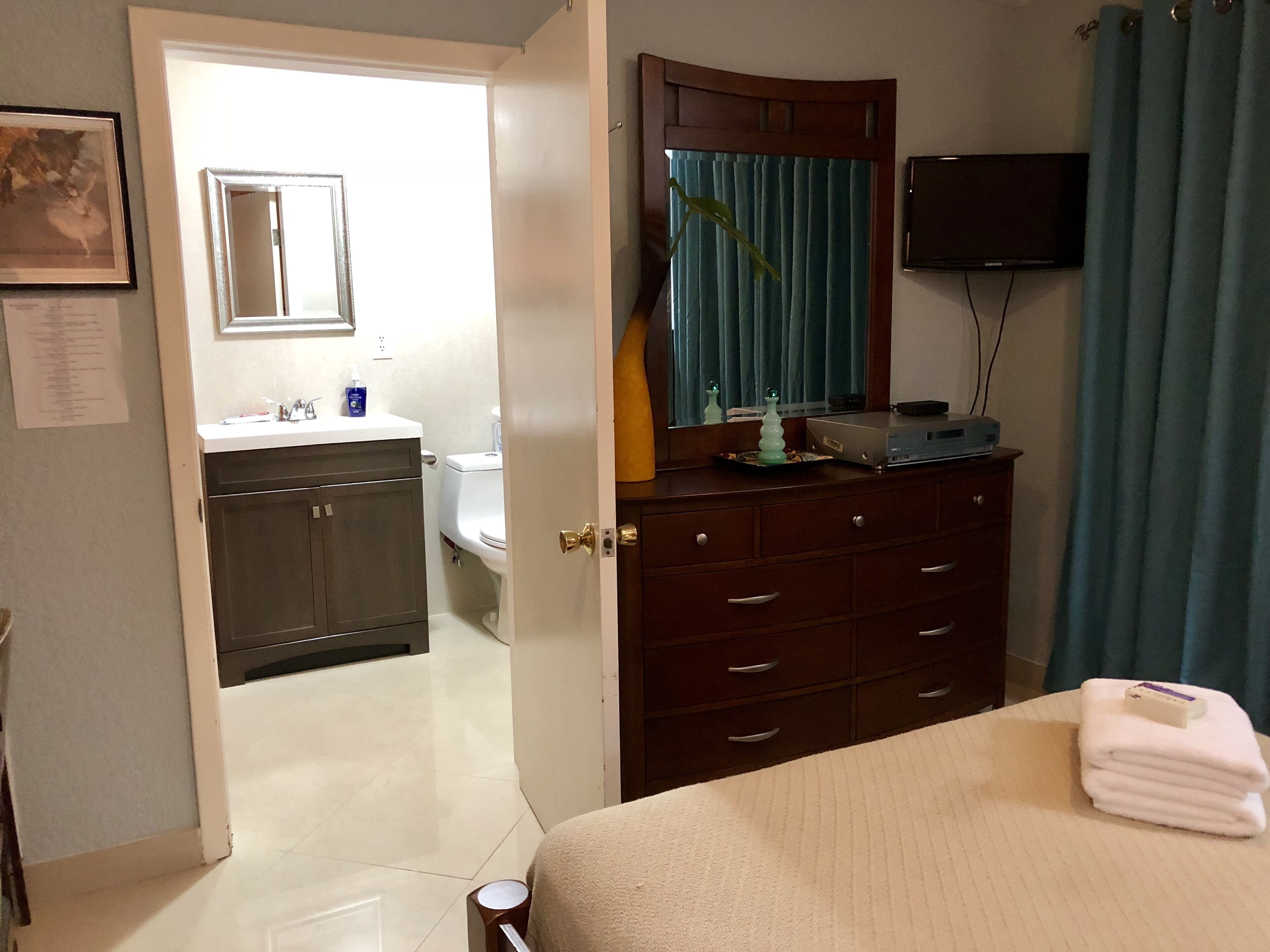 COZY ROOM & POOL! in Tropical Paradise & 5 Mins from Airport!