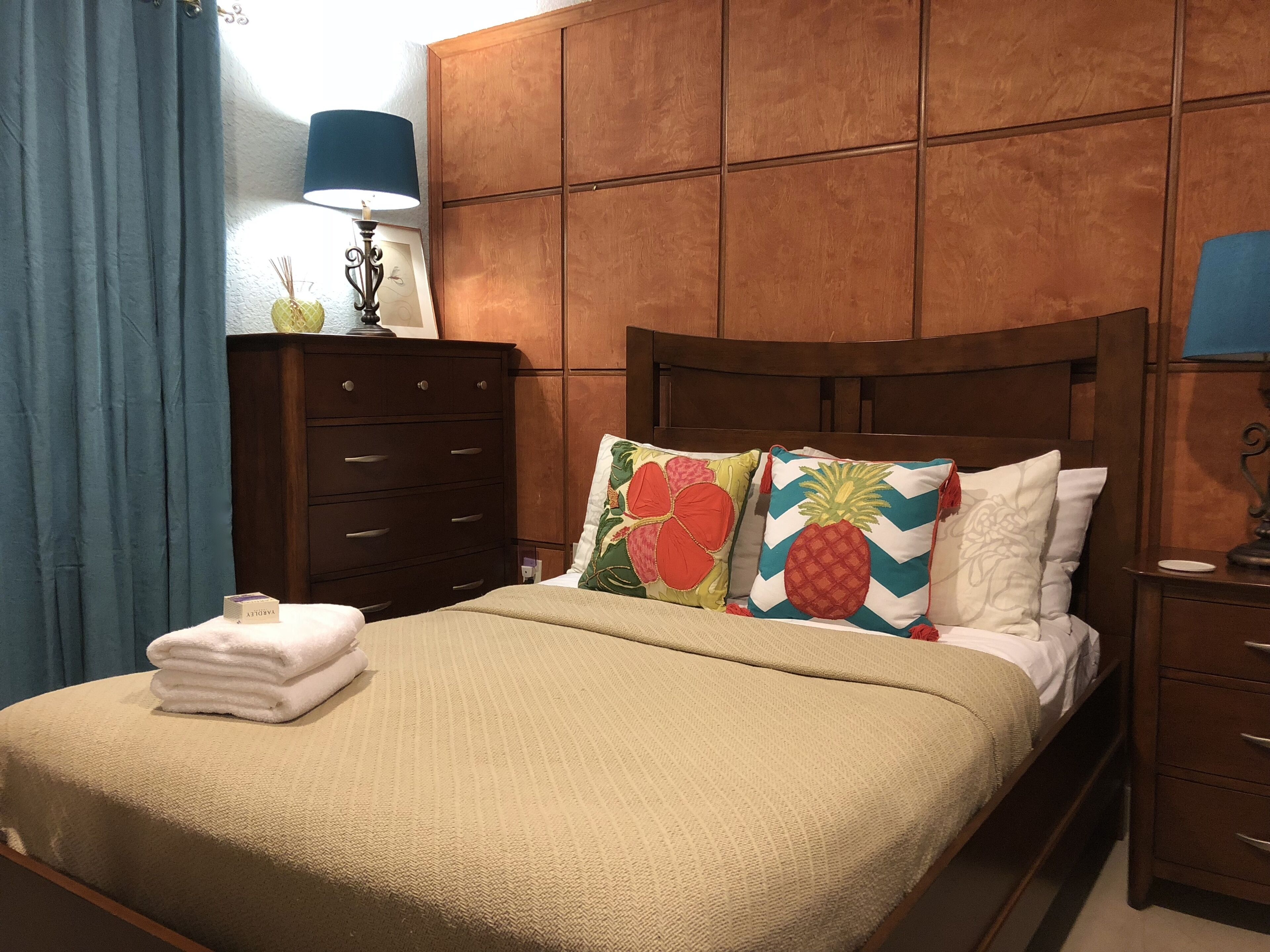 COZY ROOM & POOL! in Tropical Paradise & 5 Mins from Airport!