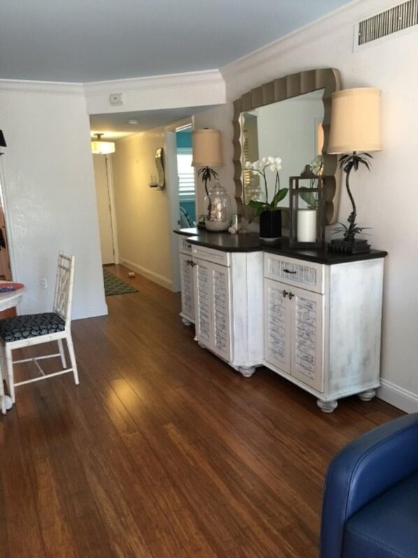 Unclassified image, 1 of 10, button - Old Naples walk to beach and 5th avenue . Central st location next to library. (Naples)