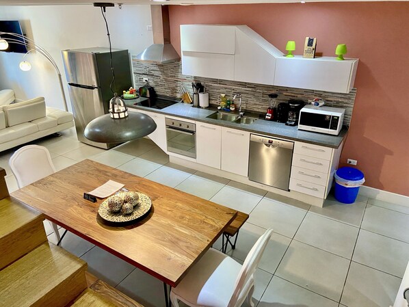 Jääkaappi, mikroaaltouuni, uuni, liesi