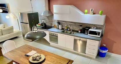 Upea tilava ja kaunis 3 makuuhuoneen huoneisto # 1 kävelymatkan päässä kaikesta!