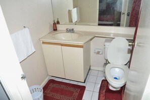 Kombination af bruser/badekar, håndklæder, Sæbe, Toiletpapir