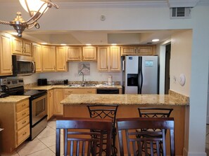 Kylskåp, mikrovågsugn, ugn och spishäll