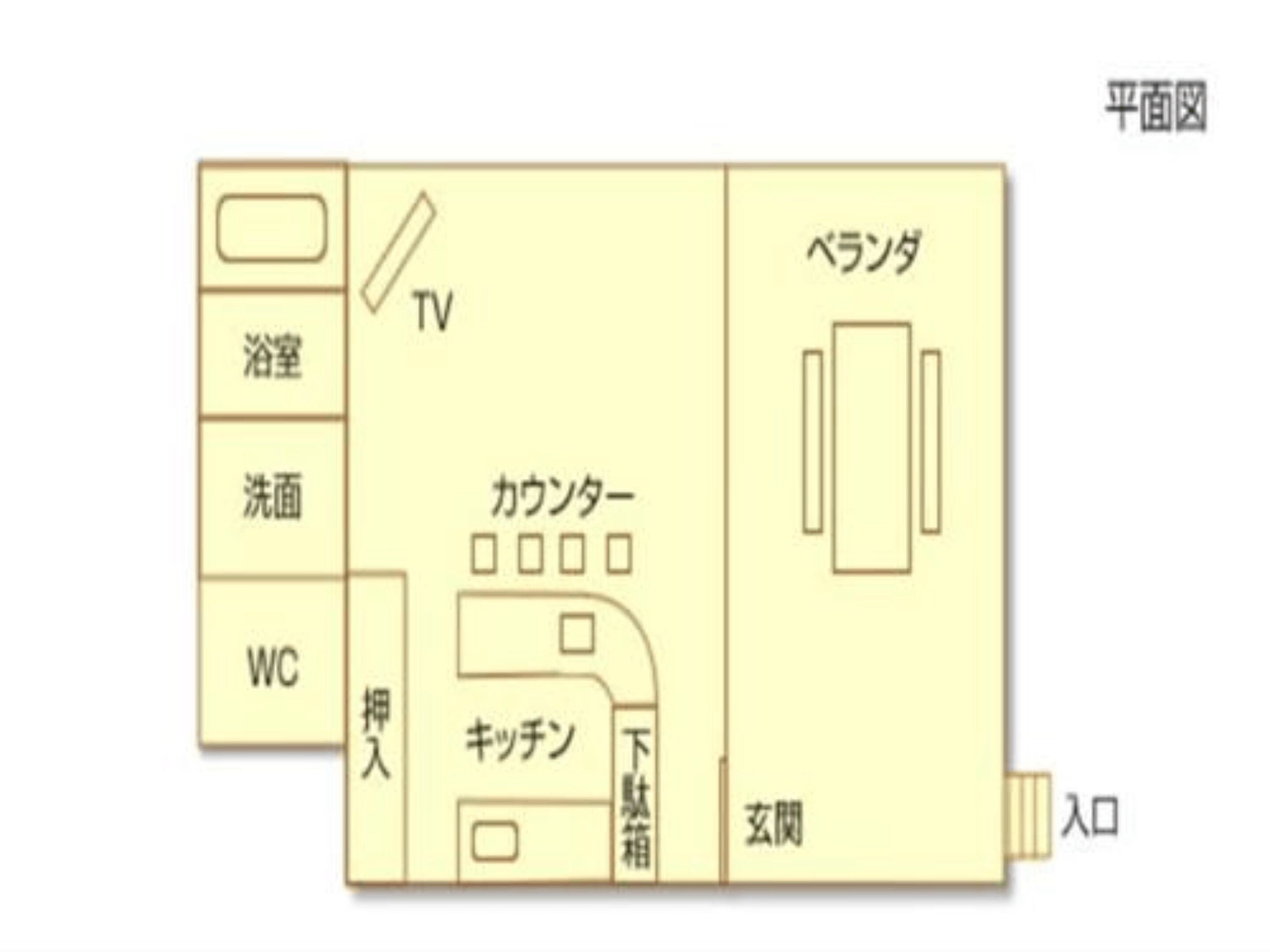 Een plattegrond van een hotelkamer met een televisie, badkamer, toilet, keuken en balkon.