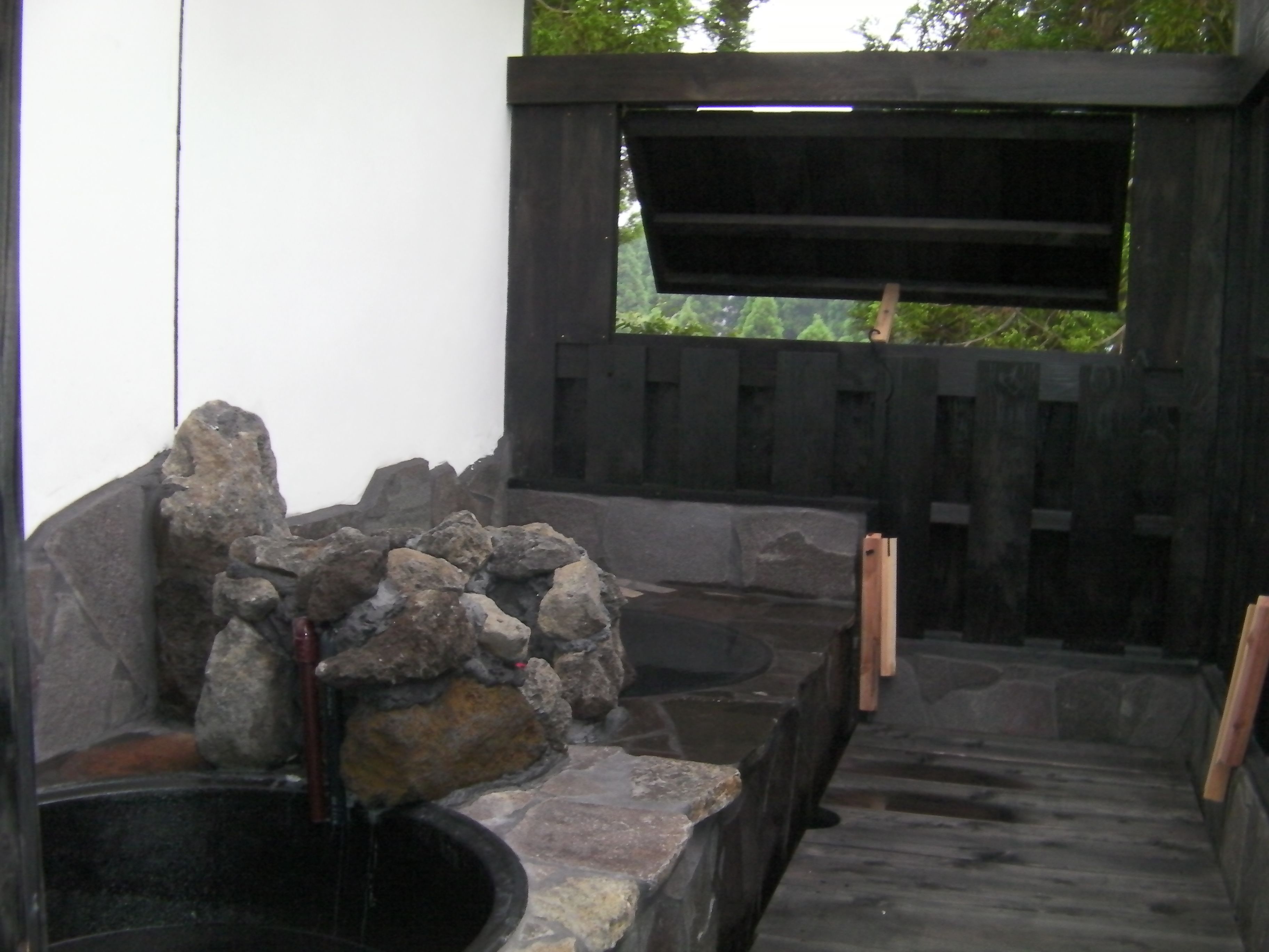 Traditional Cabin (I) | Bathroom amenities | Separate tub and shower, free toiletries, slippers, bidet
