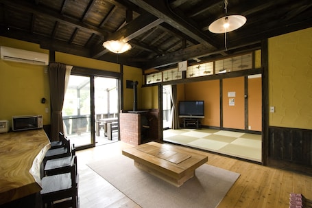 Traditional Cabin (I) | 1 bedroom, free WiFi, bed sheets
