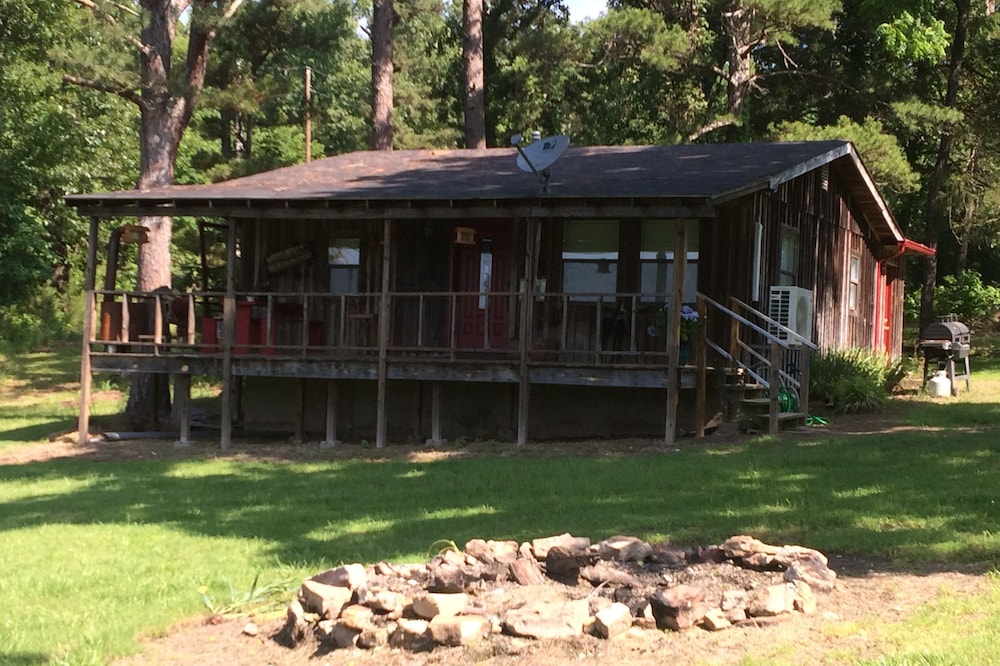 Quaint, Country Cottage Nestled In The Ozark National Forest