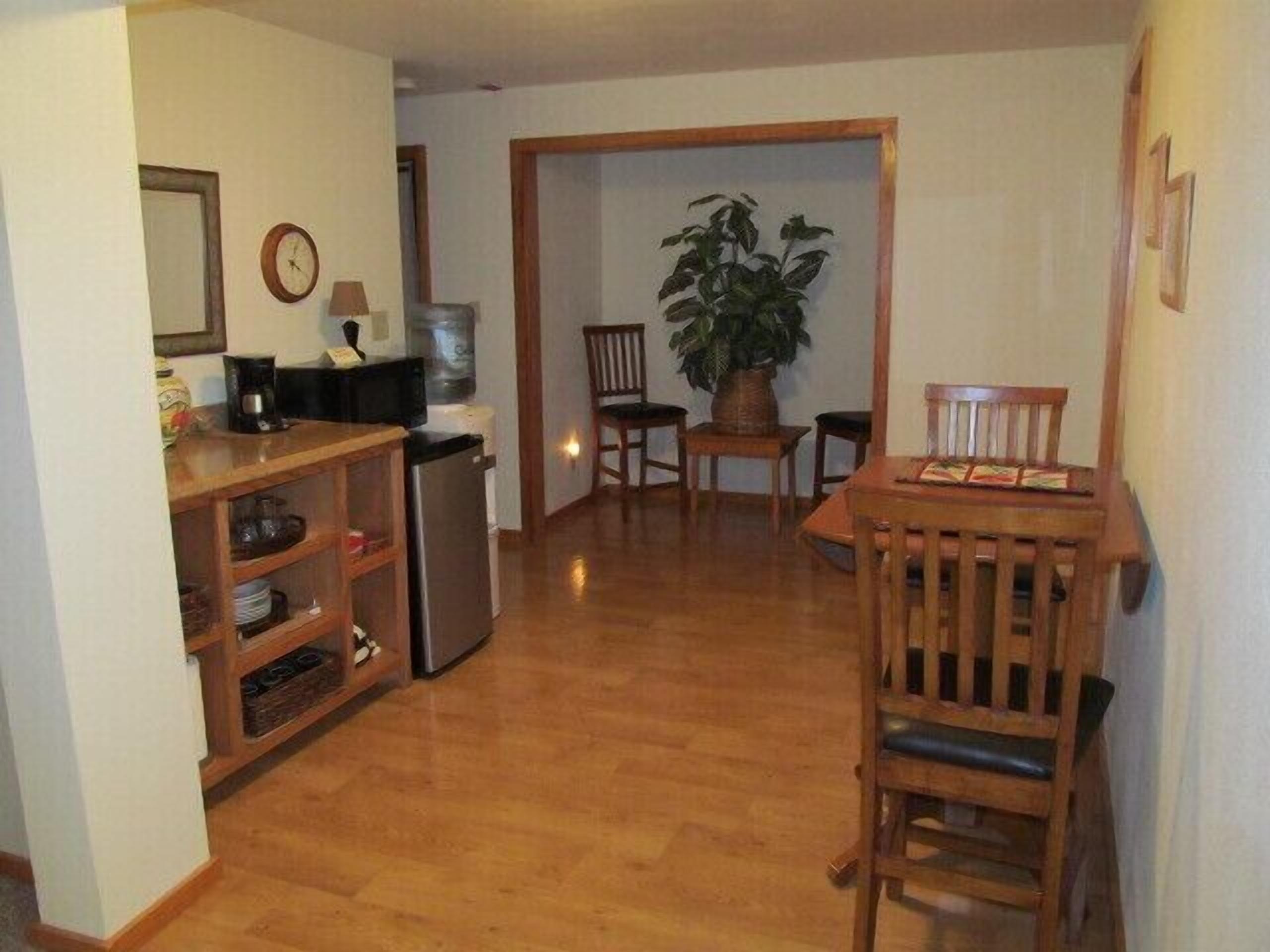 Unique one bedroom or more lodge experience. Convenient and tucked away!