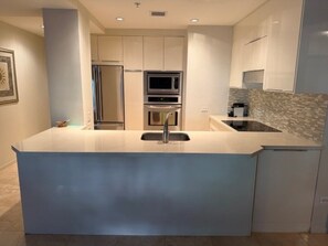 Réfrigérateur, four à micro-ondes, un four, surface de cuisson