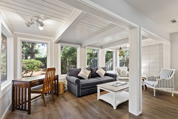 Téléviseur connecté, lecteur de DVD, livres