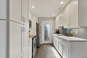 Jääkaappi, mikroaaltouuni, uuni, liesi