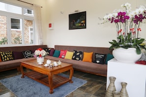 Lobby sitting area - Relax Hotel And Coffee (Da Lat)