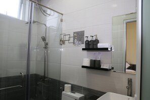 Shower, rainfall showerhead, free toiletries, hair dryer