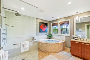 Bathtub, jetted tub, hair dryer, towels - A 5-Star Estate, Large Groups, Luxury Living (Kihei)