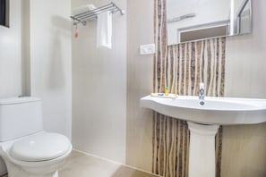 Deluxe Room, 1 Double Bed, Non Smoking | Bathroom | Shower