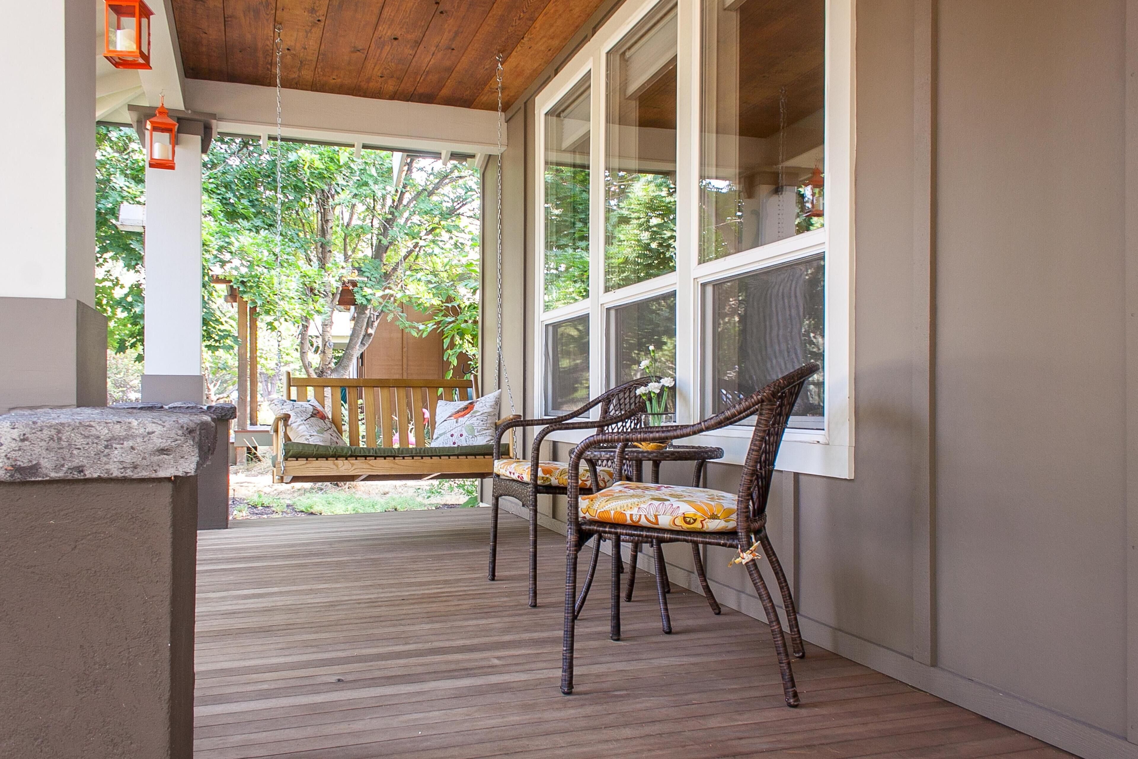 Sweet Bella Bird-Salt Hot Tub, Fireplace, Bikes, 100+mbps Wifi, AC, So walkable!