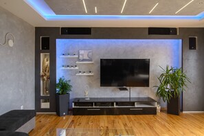 Smart TV, chimenea y tenis de mesa 
