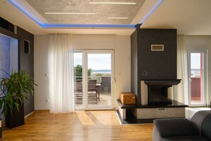 Smart TV, caminetto, tavolo da ping pong