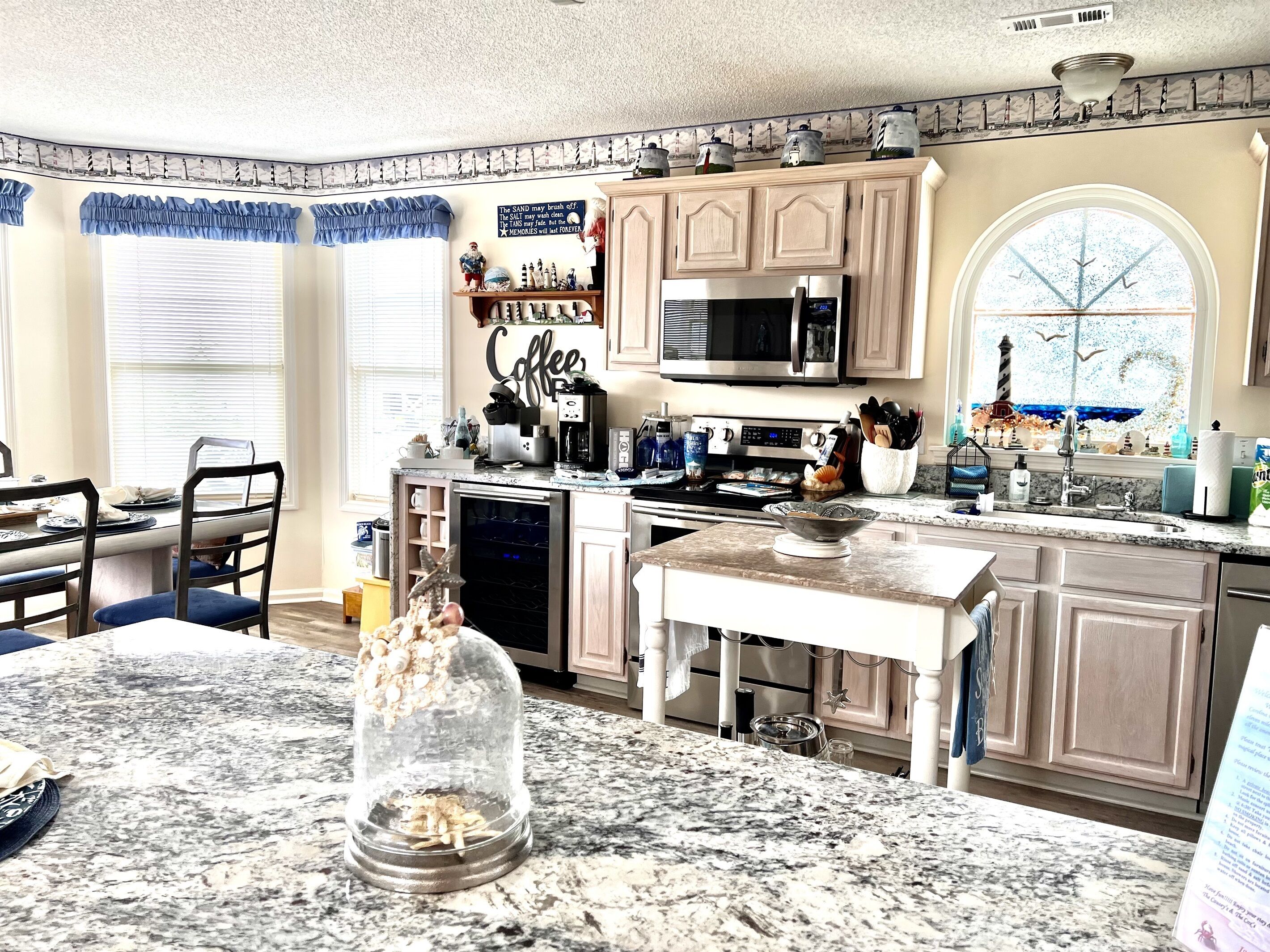 Gorgeous pool/ tiki bar/sun deck /5-bedroom-4 Kings,1 Queen-  4.5 bath