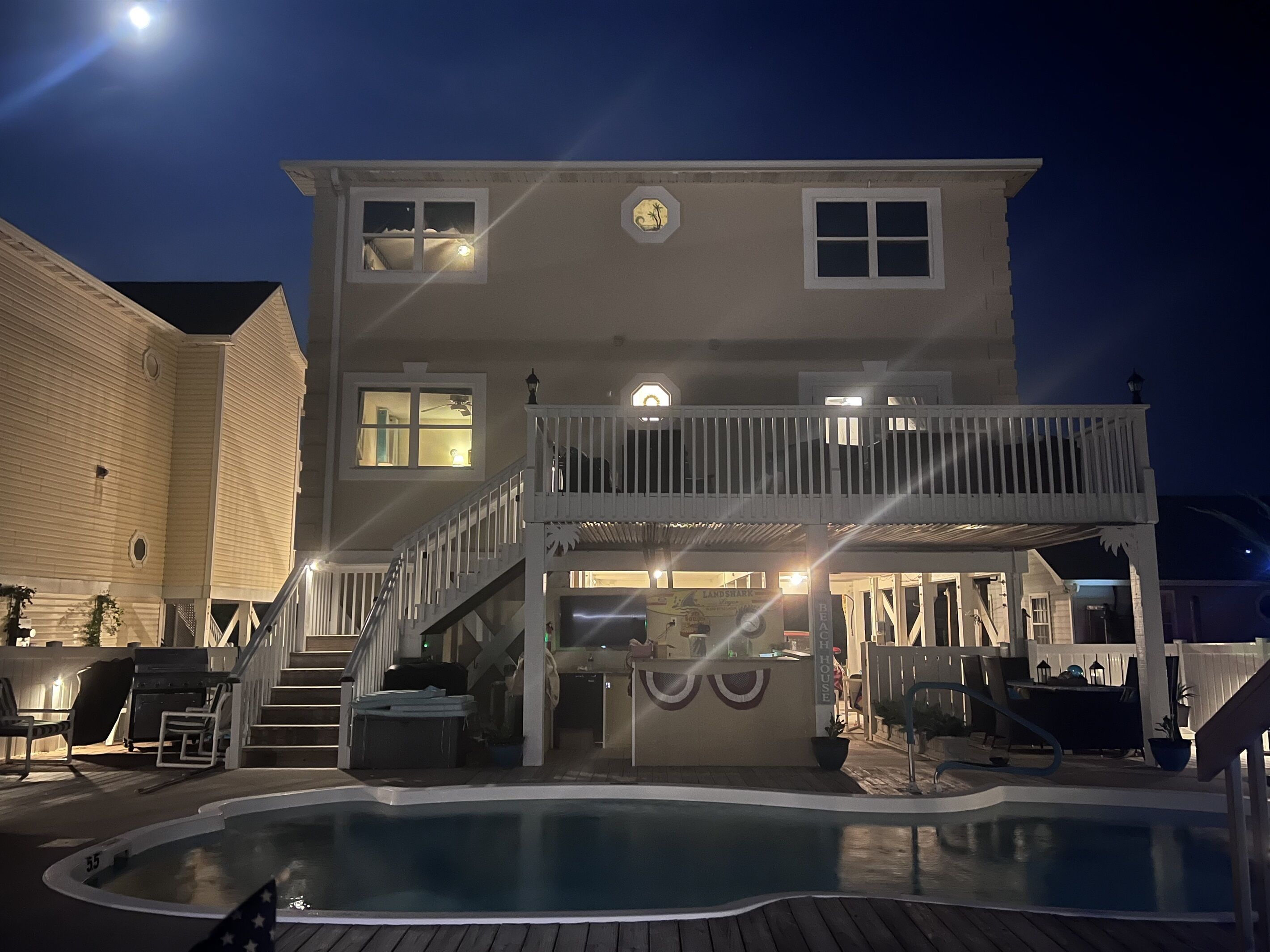 Heated private pool/ tiki bar/daily tent service May-September
