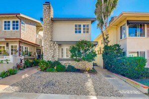 Exterior - Coastal Breeze - newly renovated - steps to beach (La Jolla)
