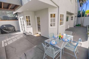 Outdoor dining - Coastal Breeze - newly renovated - steps to beach (La Jolla)