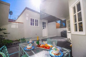 Outdoor dining - Coastal Breeze - newly renovated - steps to beach (La Jolla)