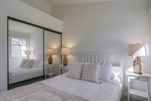 3 bedrooms, iron/ironing board, WiFi - Coastal Breeze - newly renovated - steps to beach (La Jolla)