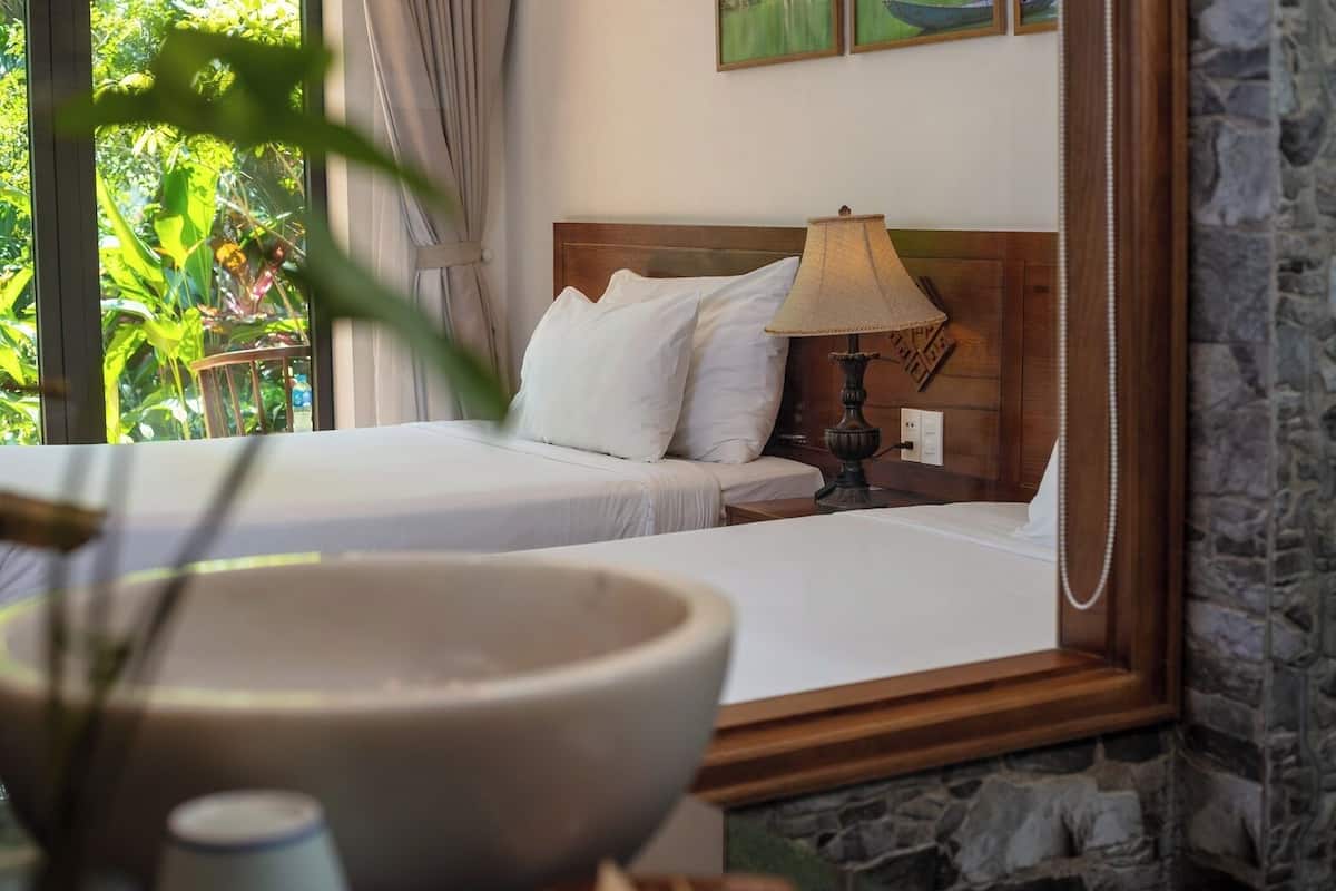 Quarto família, vista para o jardim | Banheiro | Produtos de toalete grátis, secador de cabelo, roupões de banho 