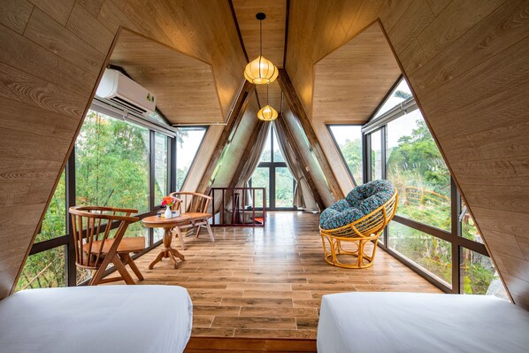 Luxury Duplex | Minibar, in-room safe, desk, blackout drapes