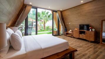 Luxury Duplex | Minibar, in-room safe, desk, blackout curtains