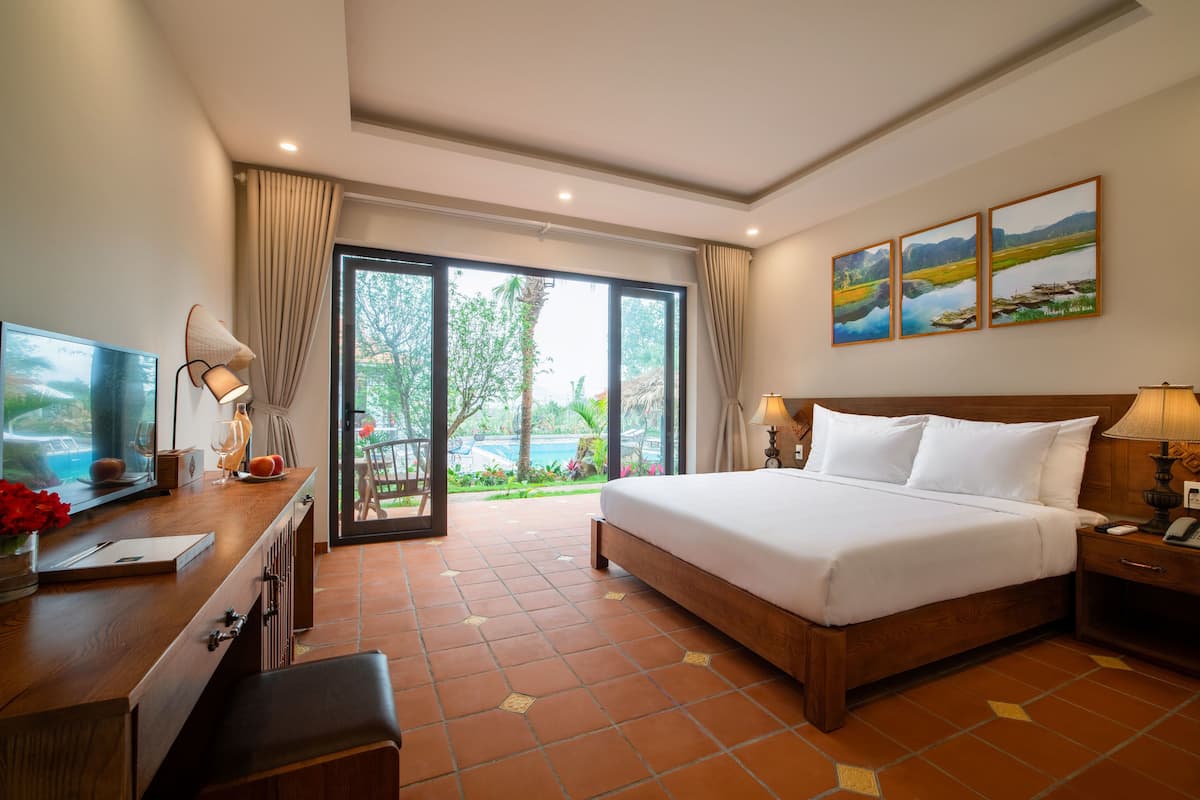 king room, pool view | 1 bedroom, minibar, in-room safe, desk