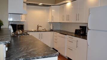 Coffee/tea maker, fridge, microwave, oven