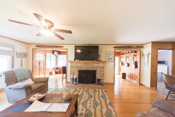 Fernseher, Kamin, DVD-Player