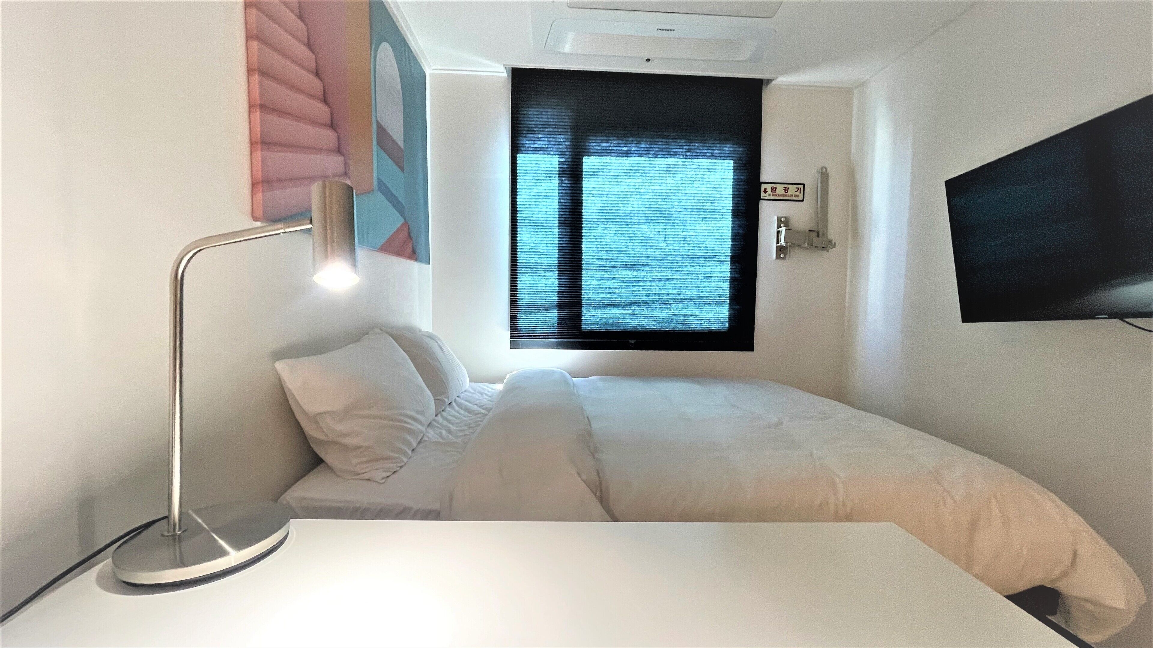 premier double room | living area | flat-screen tv